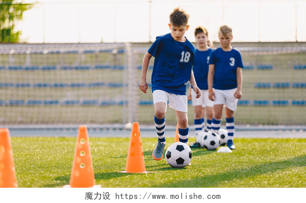 孩子们的足球夏令营青少年足球运动员发展足球运球技术